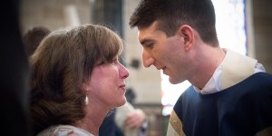 Łzy matki na święceniach kapłańskich syna. Te zdjęcia wiele mówią