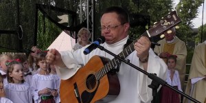 Jak abp Grzegorz Ryś uczył dzieci pokazywać słonia&#8230; [wideo]