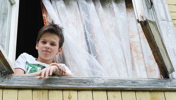 CHŁOPIEC W OKNIE