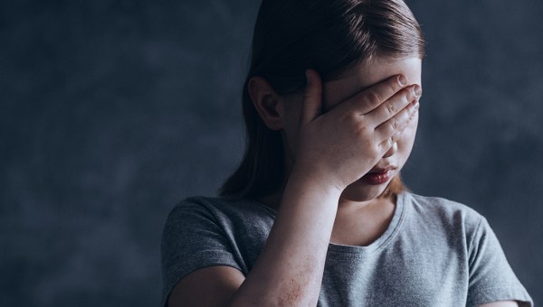 PRZEŚLADOWANA DZIEWCZYNKA