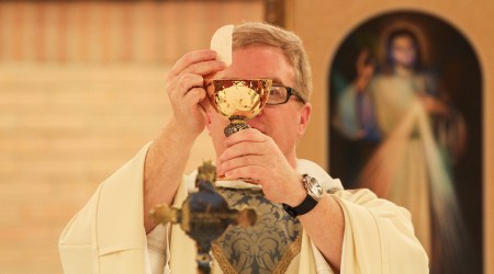 Aby Eucharystia była pełna i skuteczna, nie wystarczy komunia i adoracja