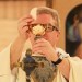 Aby Eucharystia była pełna i skuteczna, nie wystarczy komunia i adoracja