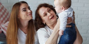 Od złości do wdzięczności – jak zmieniają się relacje młodej mamy ze swoją matką?
