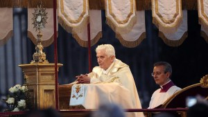 WEB3 POPE BENEDICT XVI ADORATION EUCHARIST