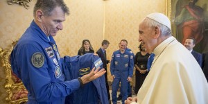 Papież Franciszek wyruszy na pielgrzymkę w kosmos? Kombinezon astronauty już ma!