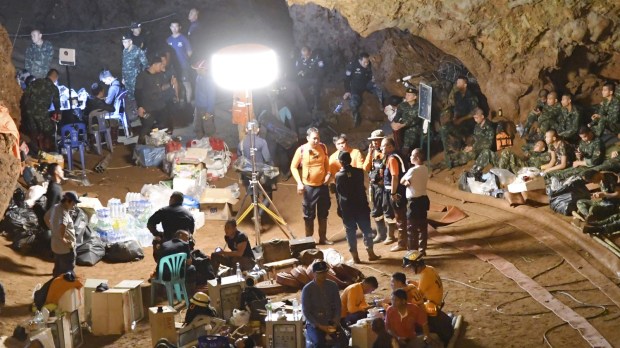 Ratownicy w jaskini Tham Luang Nang Non w północnej Tajlandii usiłujący dotrzeć do 12 chłopców i ich trenera