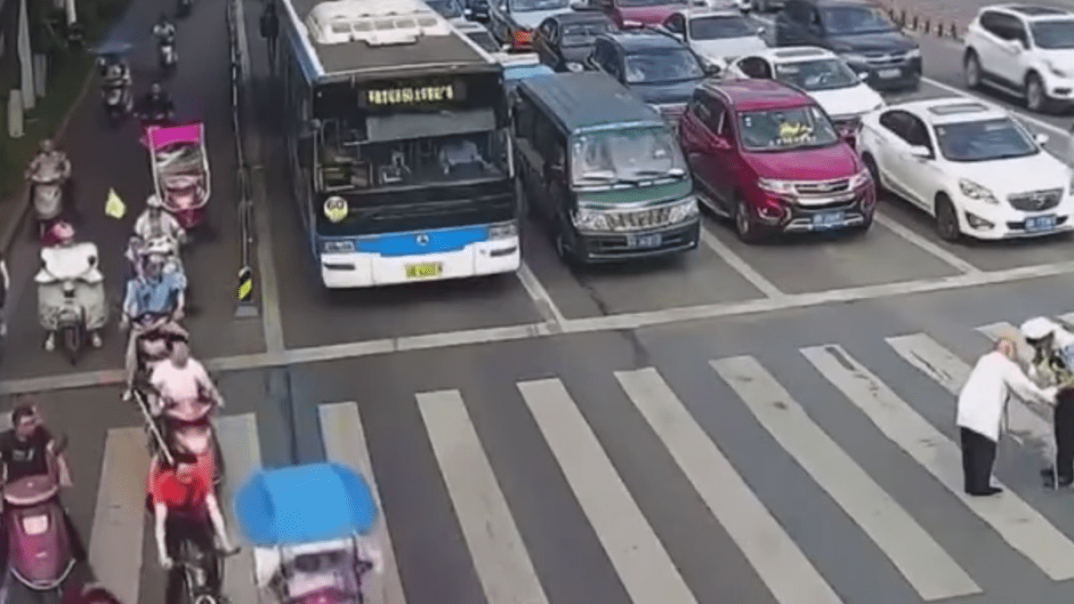 Staruszek_policjant_chiny