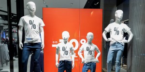 Szał wyprzedaży. Jak nie stracić głowy między sklepowymi półkami?