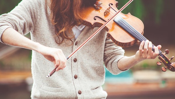 KOBIETA GRA NA SKRZYPCACH