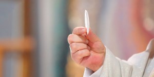 „Komunia na rękę – czy to naprawdę bezpieczniejsze?”