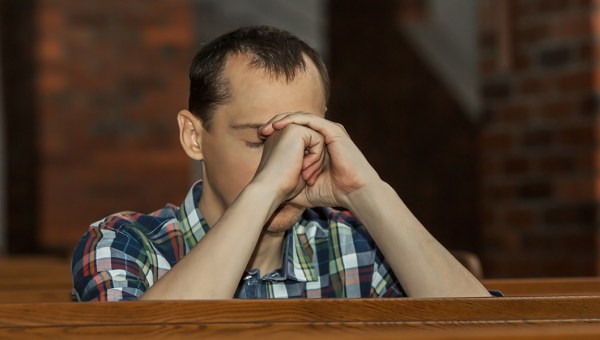 MODLĄCY SIĘ MĘŻCZYZNA