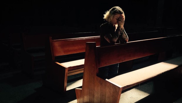 WOMAN,PRAYING,CHURCH PEW