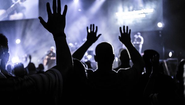 NIEOCZYWISTE SPOSOBY UWIELBIANIA