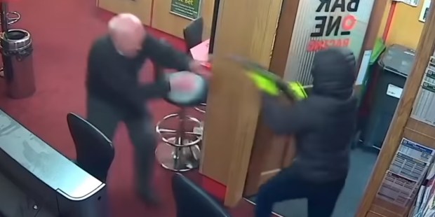 83 LETNI STARUSZEK PRZECIWKO NAPASTNIKOM