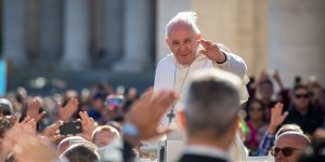 Papież: W Ostrej Bramie stale czuwa nad swoim ludem Maryja, Matka Miłosierdzia
