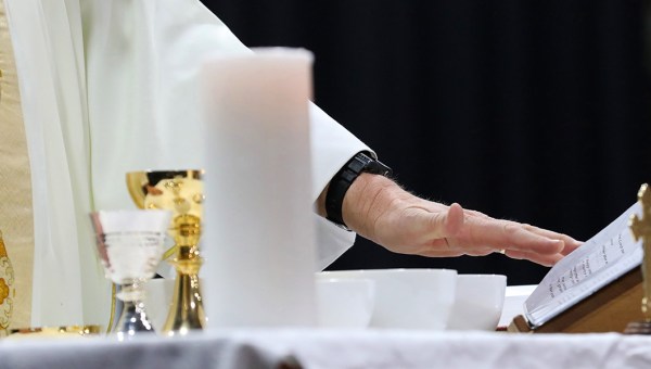 KSIĄDZ PRZY OŁTARZU