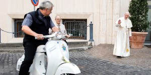 Papież dostał w prezencie skuter, ale oddał go kard. Krajewskiemu