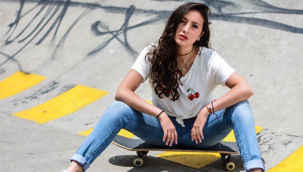 KOBIETA NA DESKOROLCE