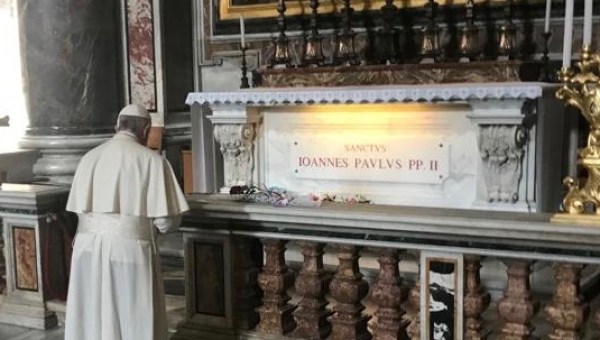 PAPIEŻ FRANCISZEK PRZY GROBIE JANA PAWŁA II