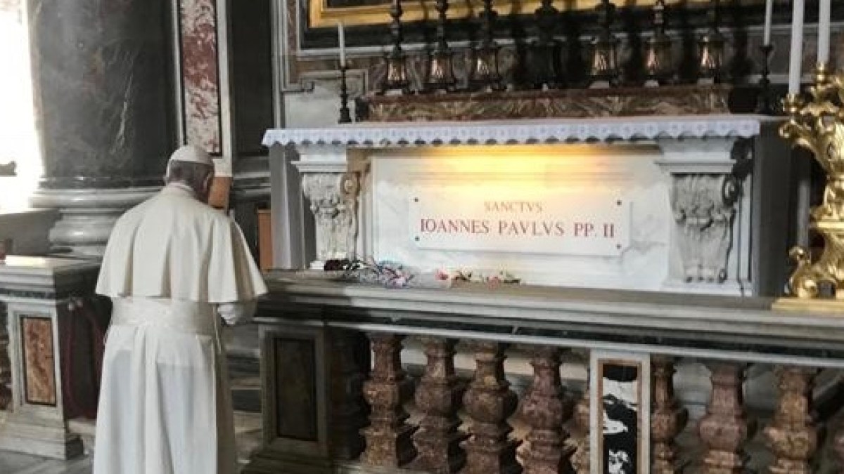PAPIEŻ FRANCISZEK PRZY GROBIE JANA PAWŁA II