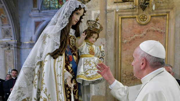 papież Franciszek modli się przed figurą Matki Bożej w Chile