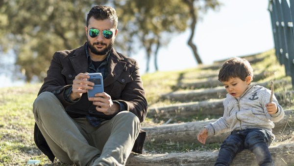 OJCIEC ZE SMARTFONEM