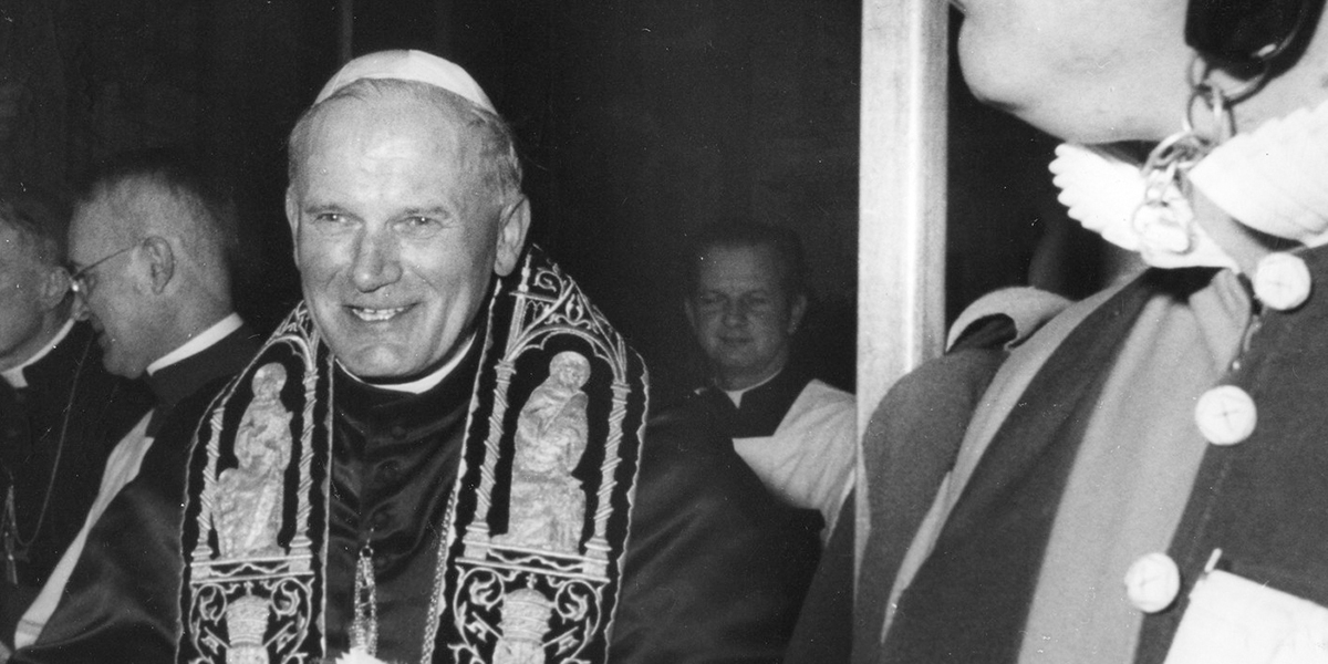 {"rendered":"Jak w dziesi\u0119ciu posuni\u0119ciach \u015bw. Jan Pawe\u0142 II obali\u0142 mur berli\u0144ski? [GALERIA]"}