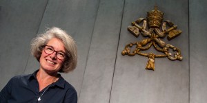 Nathalie Becquart: kobieta, której będą słuchać biskupi. Profesjonalistka z pasją do modlitwy biblijnej i żagli