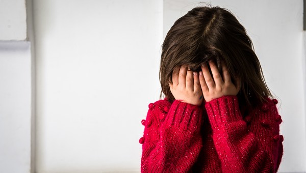 PŁACZĄCA DZIEWCZYNKA