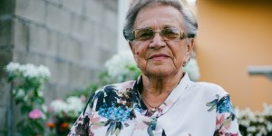 Charyzmatyczna starsza pani. Zachwyciła mnie pewna staruszka