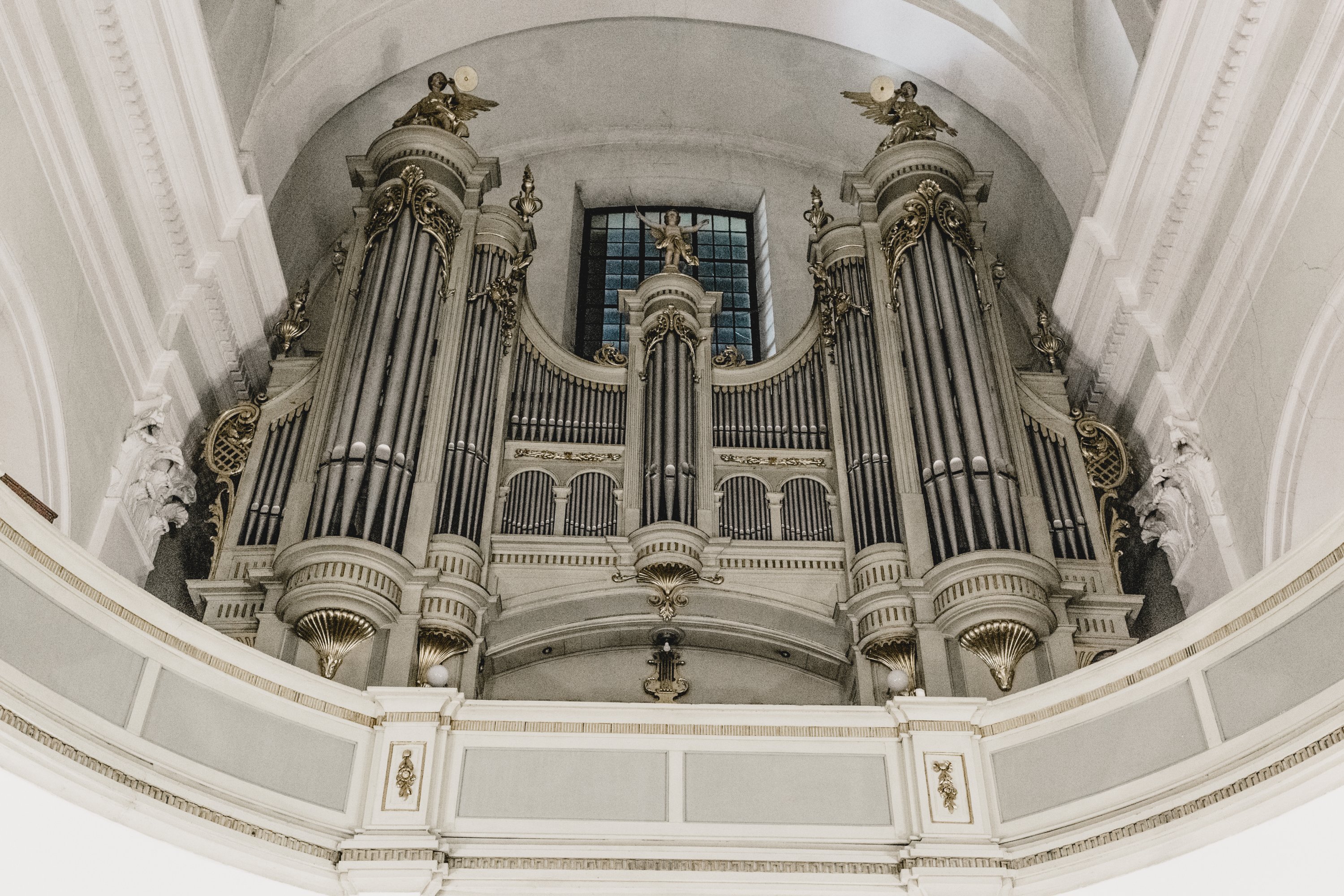 {"rendered":"Kilka mszy w niedziele, praca we wszystkie dni \u015bwi\u0105teczne. Jak wygl\u0105da praca organisty? [GALERIA]"}