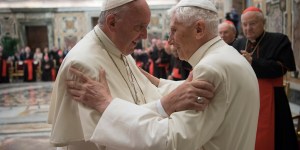 Franciszek: Historie o tym, jakoby moje decyzje zasmucały Benedykta XVI, to „głuchy telefon”