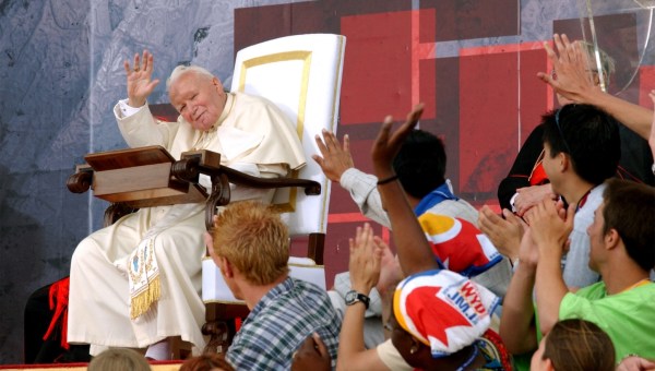 Papież Jan Paweł II z młodzieżą podczas Światowych Dni Młodzieży w Toronto w 2002 roku