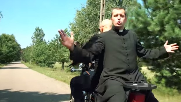 RAPER I KSIĄDZ NA MOTOCYKLU