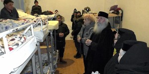 Biskup w swoje imieniny jeździ do bezdomnych. A z nim ciężarówka jedzenia i ubrań