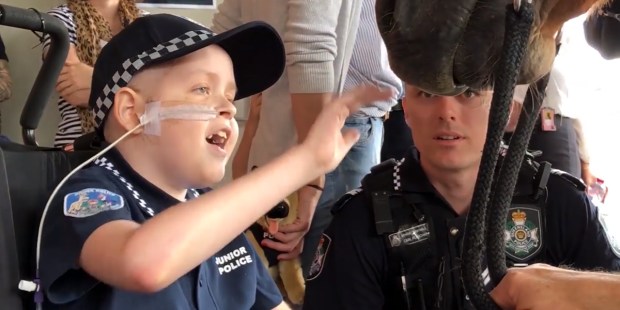 CHORY CHŁOPIEC ZOSTAŁ POLICJANTEM