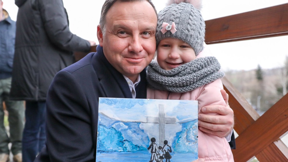 ANDRZEJ DUDA Z RYSUNKIEM