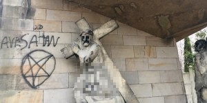 Satanistyczne hasło, pentagram i męskie genitalia. Wandale zdewastowali kalwarię