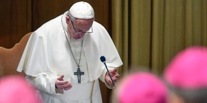 Franciszek: dopuścić świeckich ekspertów. 21 kroków w walce z nadużyciami w Kościele