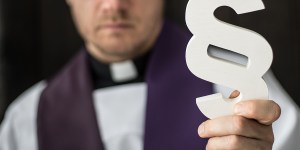Kapłan niesłusznie posądzony o gwałt. Bolesna historia z zaskakującym zakończeniem