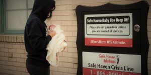 Kosił trawniki, zbierał złom… Nastolatek postanowił sfinansować okno życia w swoim mieście