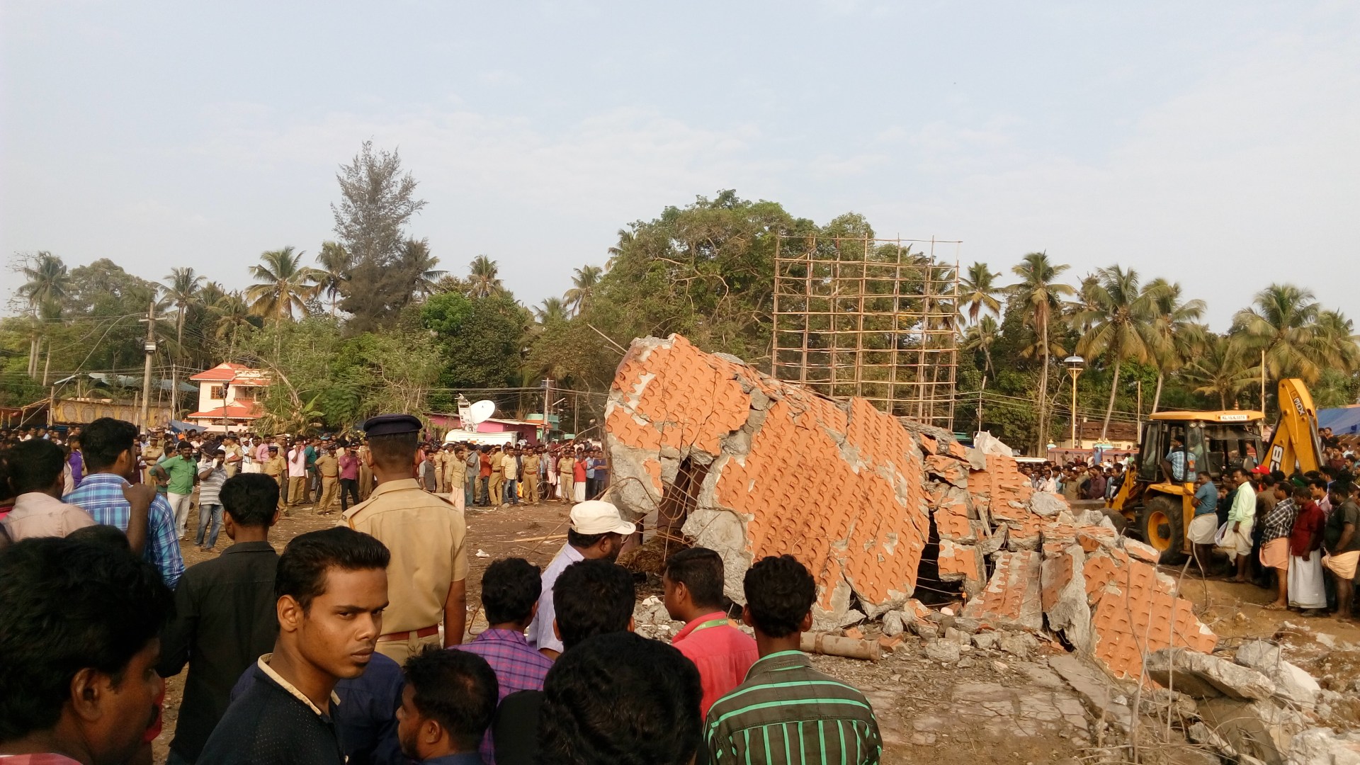 collapsed_building_during_paravur_puttingal_temple_mishap_apr_2016.jpg