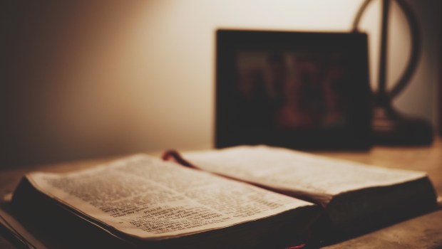 Biblia leżąca na stole w półmroku