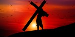 Jezus dźwigający krzyż na tle zachodzącego słońca