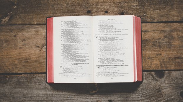 Otwarte Pismo Święte na deskach