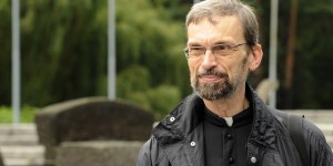 Pokuta, która przekracza granice. Niemiecki ksiądz wybrał Polskę i życie obok Auschwitz