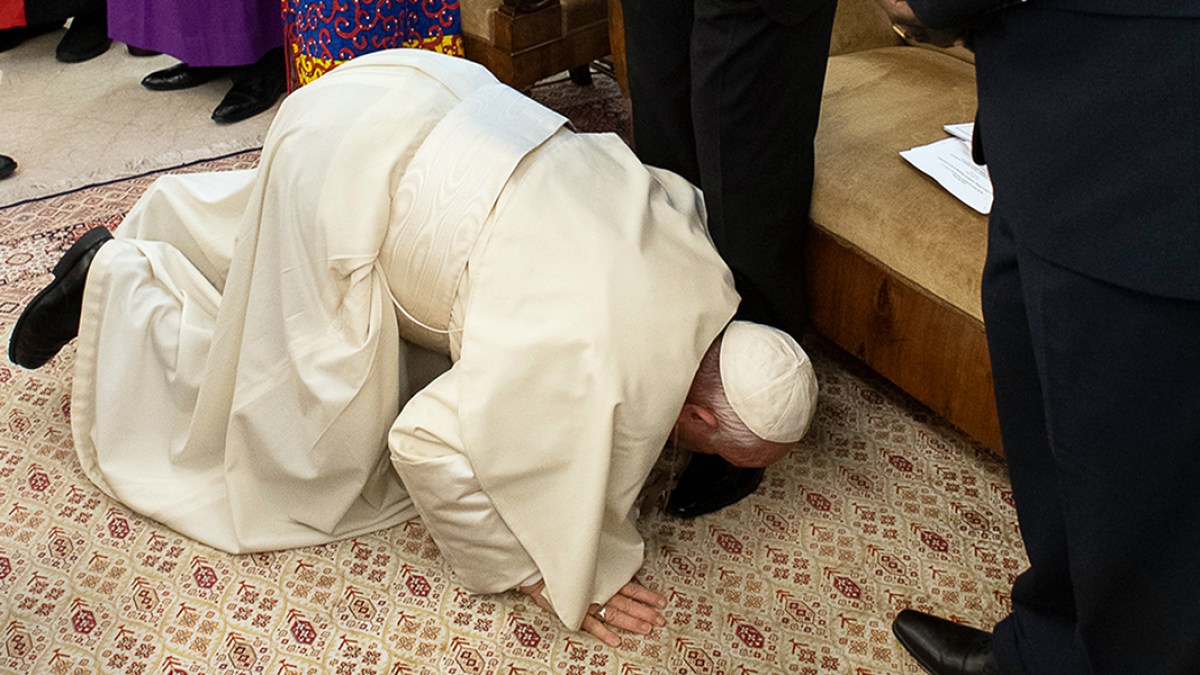 web3-pope-francis-kiss-feet-salva-kiir-mayardit-afp-000_1fk6l7.jpg