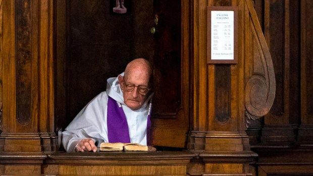 web3-priest-confessional-church-sin-shutterstock_1086197000-por-lightlook.jpg