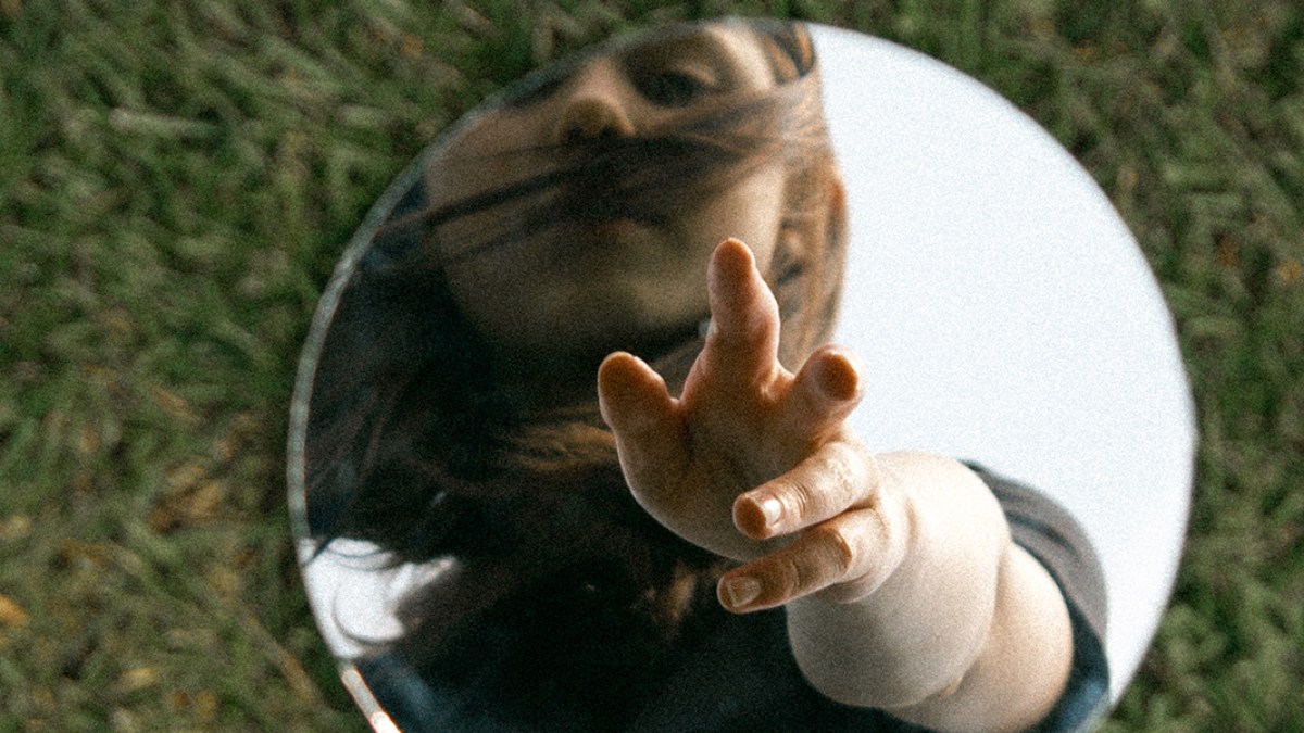 web3-woman-mirror-lens-hand-oscar-blair-unsplash-cc0