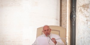 Czy Bóg wodzi nas na pokuszenie? Papież Franciszek wyjaśnia